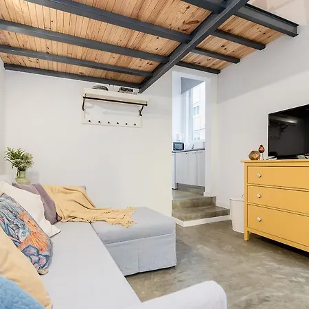 Апартаменты Bright Flat In Campolide Close To Metro Лиссабон